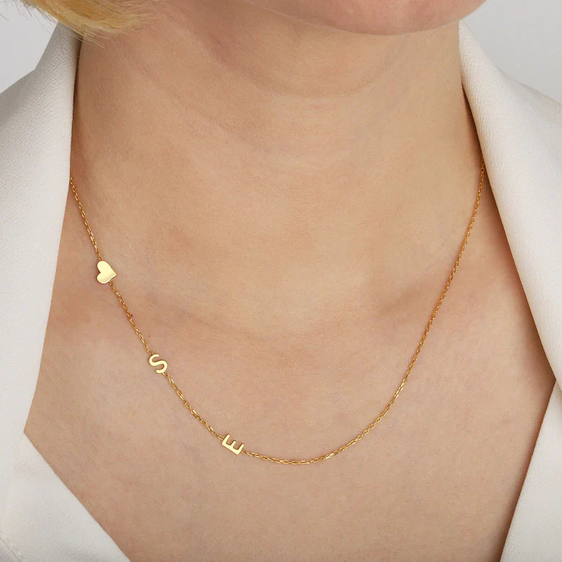 Colier cu litere, numere si simboluri placate cu Aur 18K - Sentimente Gravate