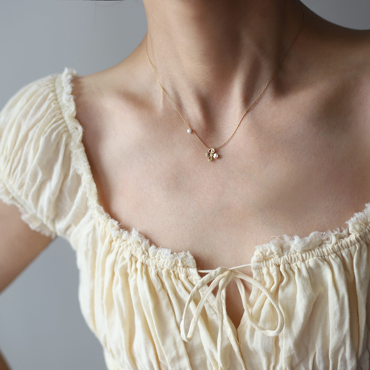 Colier „Floare de Aur” cu Perlă Delicată - Sentimente Gravate