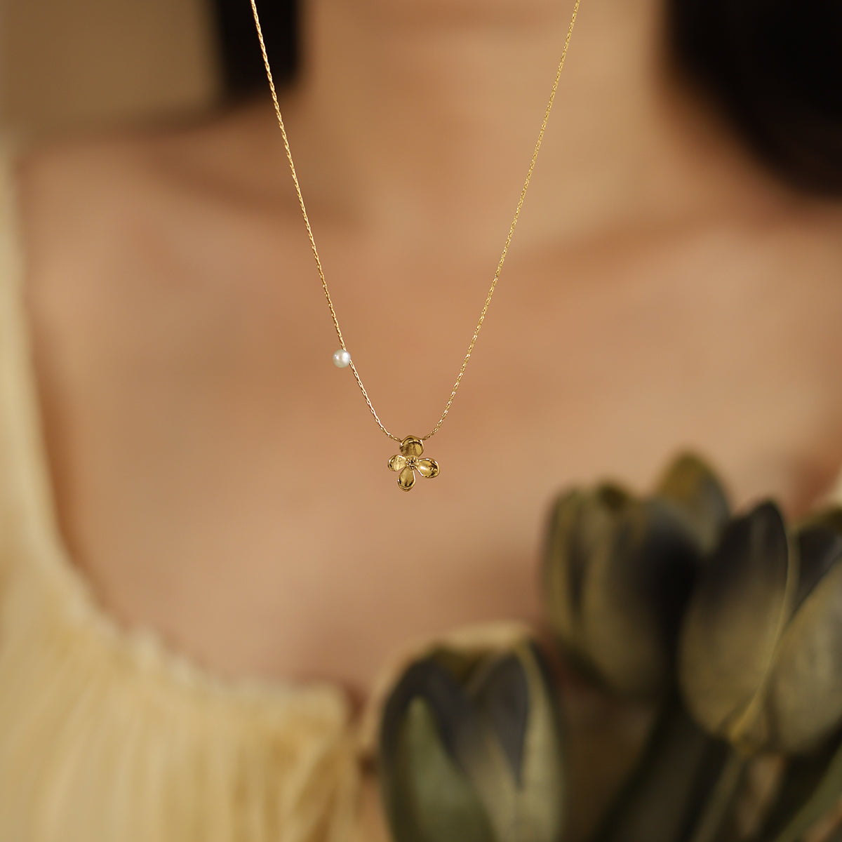 Colier „Floare de Aur” cu Perlă Delicată - Sentimente Gravate