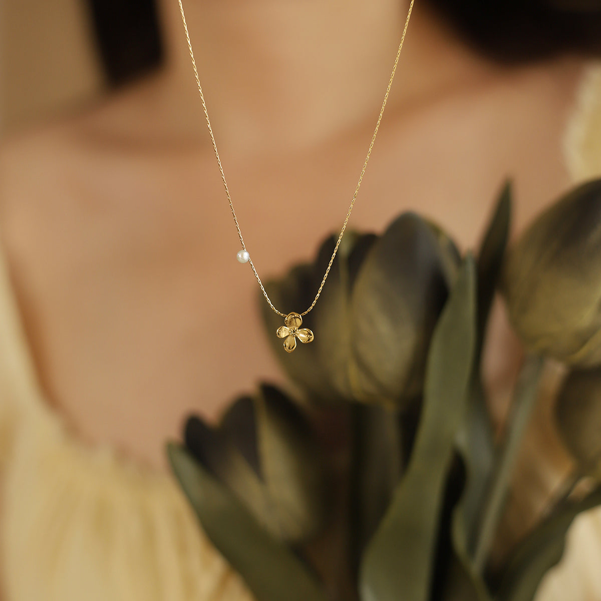 Colier „Floare de Aur” cu Perlă Delicată - Sentimente Gravate