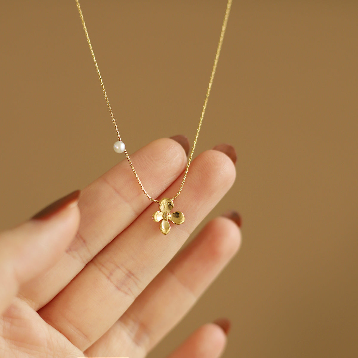 Colier „Floare de Aur” cu Perlă Delicată - Sentimente Gravate