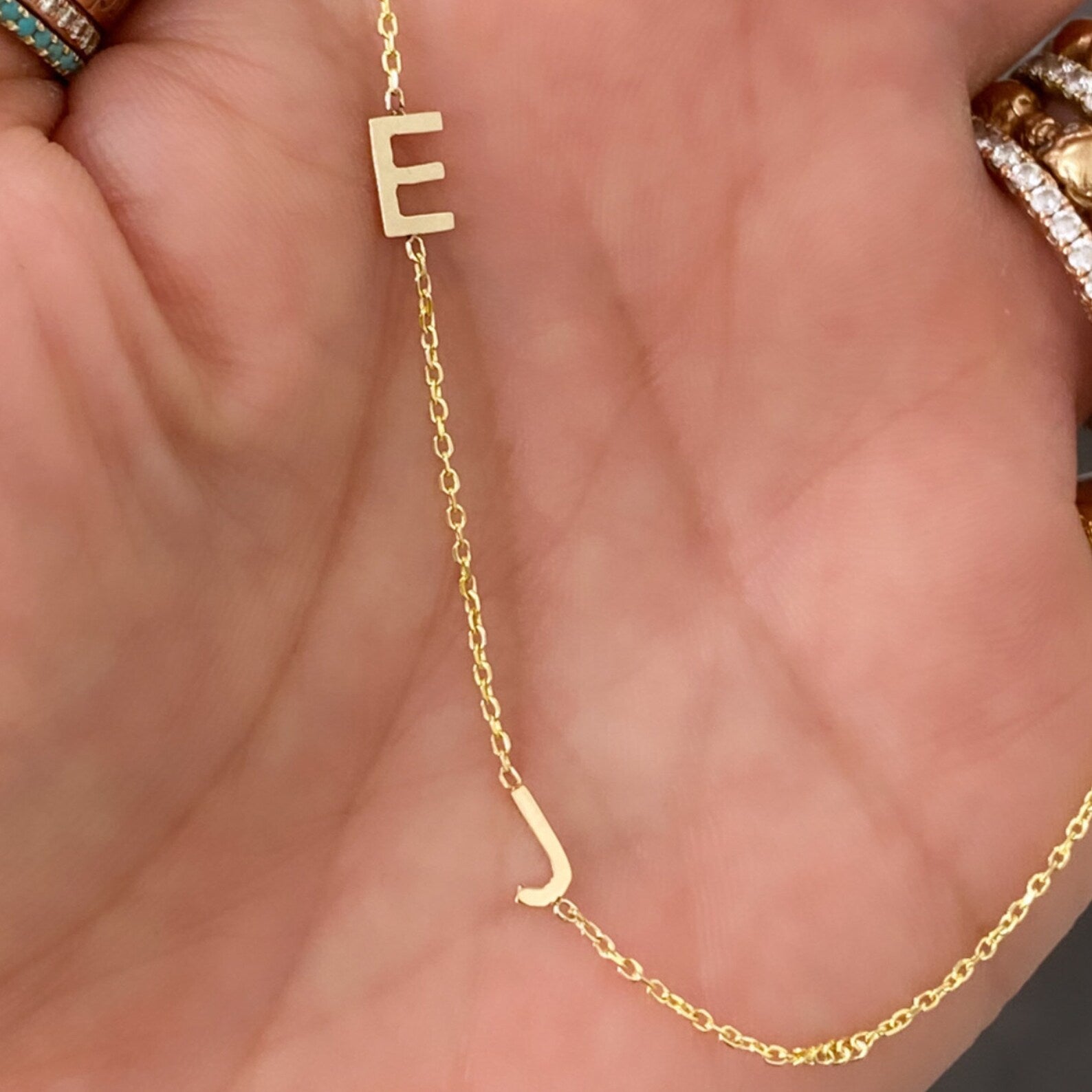 Colier cu litere, numere si simboluri placate cu Aur 18K - Sentimente Gravate
