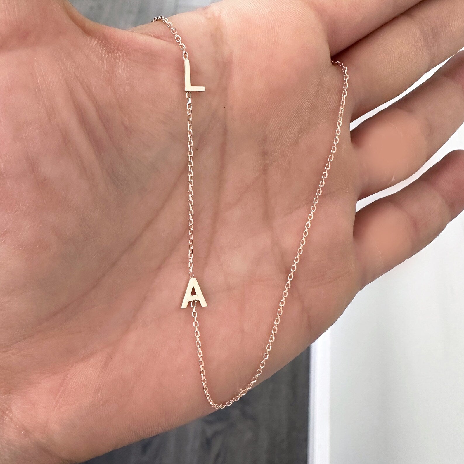 Colier cu litere, numere si simboluri placate cu Aur 18K - Sentimente Gravate